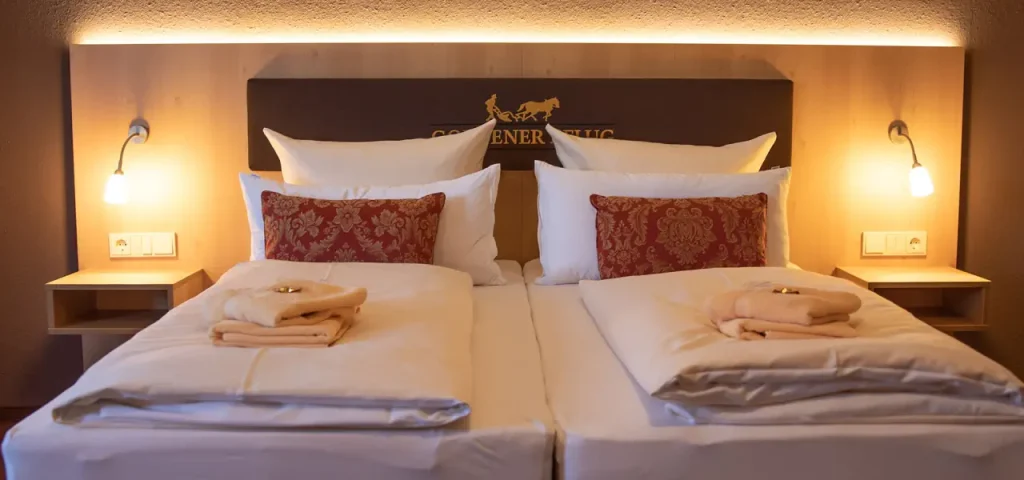 Zimmer mit Bett im Goldenen Pflug - Auerbräu Festhalle