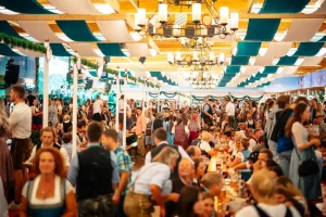 Die gefüllte Auerbräu-Festhalle von Innen am Rosenheimer Herbstfest