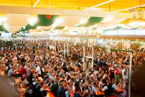 Die gefüllte Auerbräu-Festhalle von Innen am Rosenheimer Herbstfest