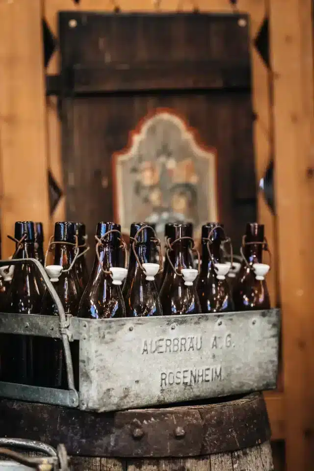 Alte Auerbräu-Bierflaschen in einem Eisenhalter