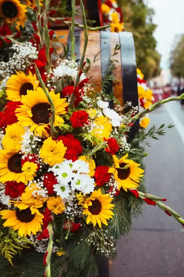 Mit Blumen dekorierte Fässer die auf einer Kutsche beim Rosenheimer Herbstfest Umzug auf einer Kutsche liegen