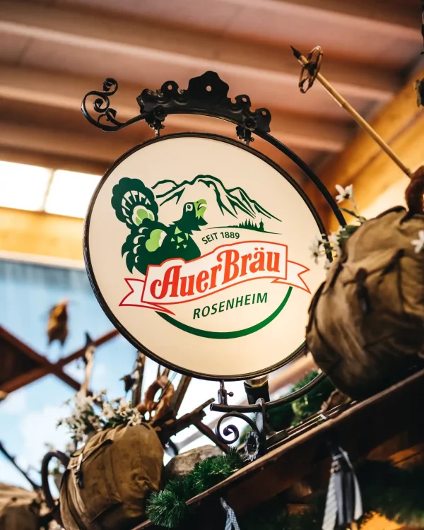 Schild mit dem Logo von Auerbräu auf dem Rosenheimer Herbstfest in der Auerbräu-Festhalle