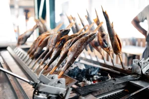 Gegrillter Fisch der auf dem Rosenheimer Herbstfest zubereitet wird