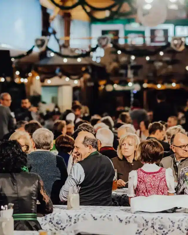 Herbstfestbesucher die in der Auerbräu-Festhalle an Tischen sitzen