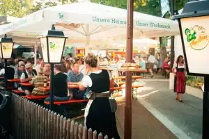 Speisen die auf einem Tablet von einer Frau durch den Biergarten auf dem Rosenheimer Herbstfest getragen werden