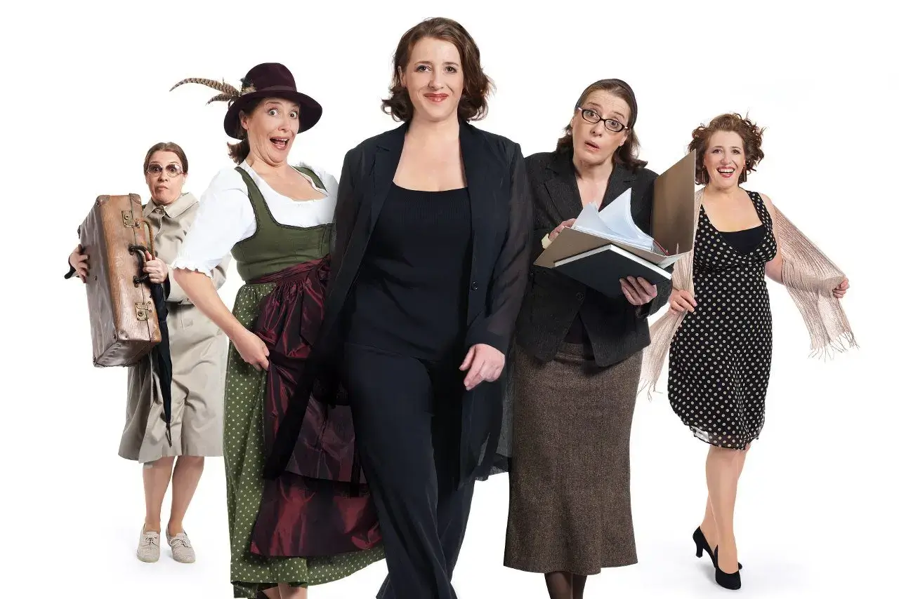 Luise Kinseher die mit 5 verschiedenen Outfits nebeneinander steht