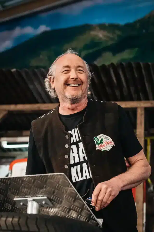 Peter Kirmair lachend am Rednerpult auf dem Rosenheimer Herbstfest