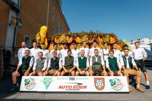 1. Mannschaft des Fußballvereins DjK Rosenheim in Tracht auf dem Rosenheimer Herbstfest